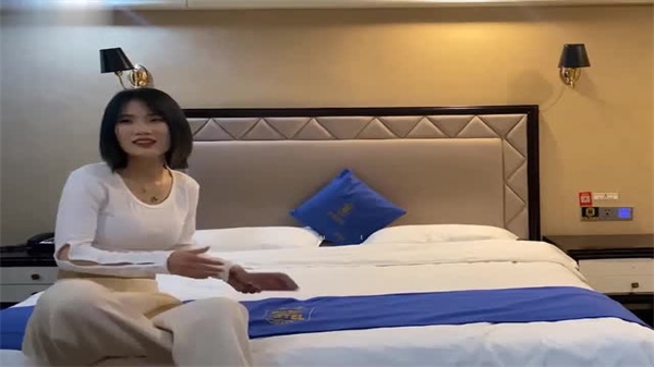 花臂猛男酒店狂操缺钱兼职嫩妹，为还债主动掰穴求内射！